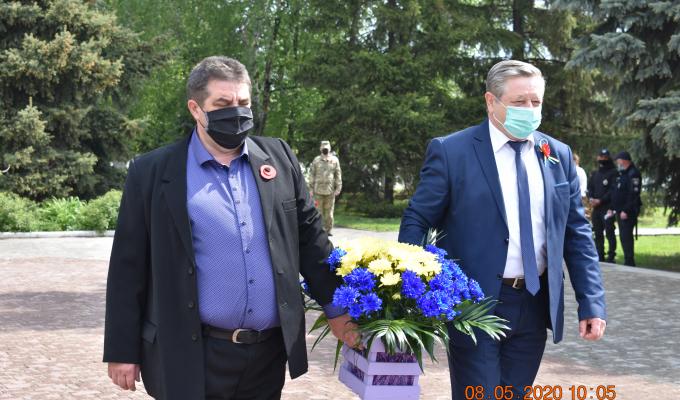 До Дня пам’яті і примирення: на Кремінщині пройшла акція «Квіти пам’яті»