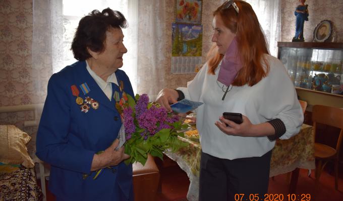 В оселі до ветеранів завітали з привітаннями, піснями і подарунками