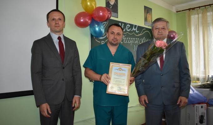 Низький уклін за вашу невтомну працю! – В районі привітали медиків