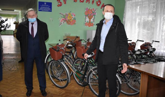 Соціальних працівників Кремінського територіального центру забезпечили велосипедами