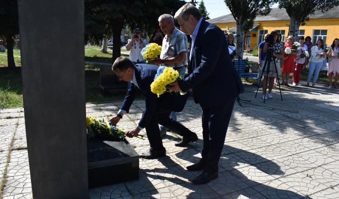 Керівники району поклали квіти до пам’ятника Кобзарю