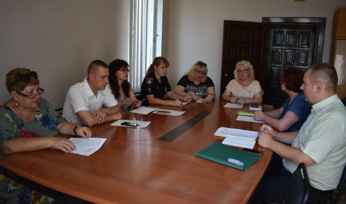 20 червня заступник голови райдержадміністрації Лариса Махура провела чергове засідання комісії з питань захисту прав дитини