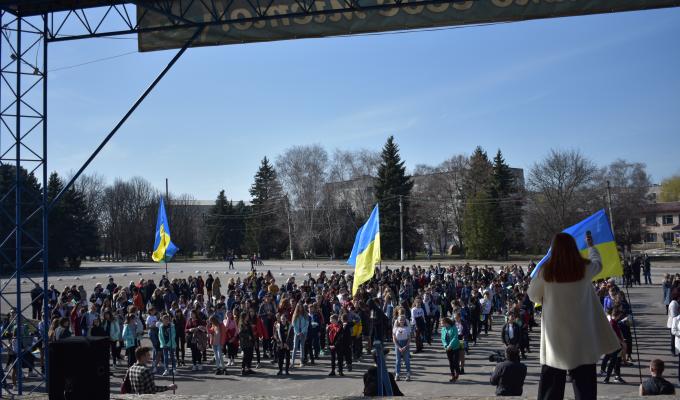 У Кремінній встановлювали рекорд України з колективного читання поезії Кобзаря