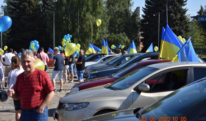 День Державного Прапора України Кремінна відзначила патріотичним автопробігом