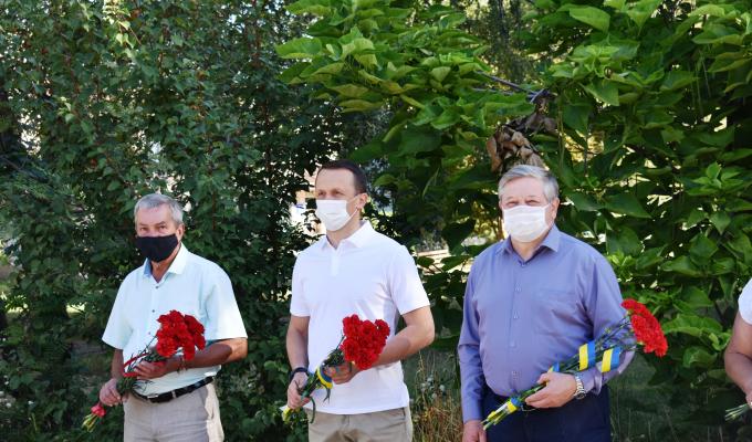 З нагоди закінчення Другої світової війни керівництво Кремінського району та міста вшанували хвилиною мовчання пам'ять загиблих