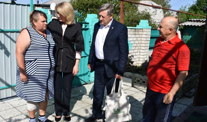 Сьогодні, напередодні Дня матері,  керівники району відвідали матерів загиблих земляків, родини військовослужбовців, які захищали незалежність, суверенітет та територіальну цілісність України 