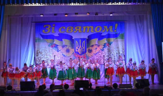17 квітня у районному будинку культури пройшов обласний огляд-конкурс майстрів мистецтв та аматорів народної творчості «Луганщина - світанок України".