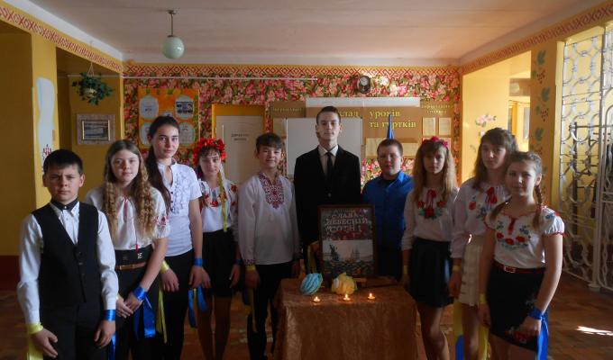 20 лютого колективи та вихованці закладів освіти вшановували загиблих на Майдані. 