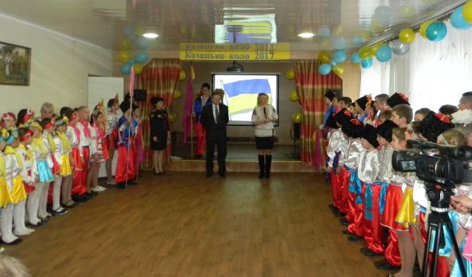 У козацьке коло стали діти та дорослі.