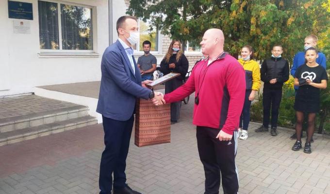 З нагоди відзначення Дня туриста трьох вчителів району відзначили як найактивніших популяризаторів туризму серед учнівської молоді