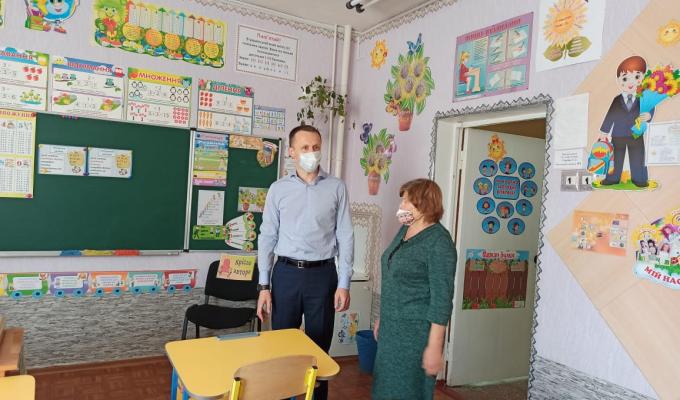 Голова райдержадміністрації продовжує відвідувати заклади освіти