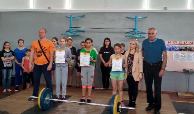 Днями у Сєвєродонецьку пройшов чемпіонат Луганської області з важкої атлетики серед юнаків та дівчат до 17 років та молоді до 23 років.