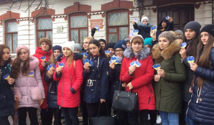 Студенти медичного училища вітали кремінян з Днем Гідності та Свободи.