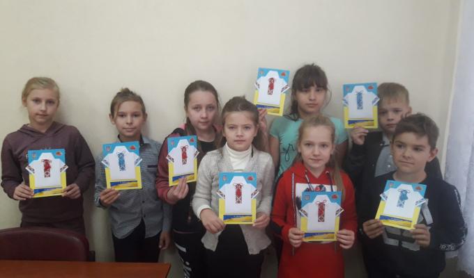 Кремінські школярі підготували для воїнів привітальні листівки та обереги