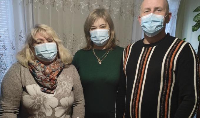 Кремінські медики та соціальні працівники  отримали захисні медичні маски та дезінфікуючі засоби