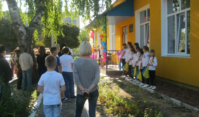 Сьогодні у відремонтованому будинку дитячої творчості Кремінської районної ради пройшла перша урочиста лінійка. 