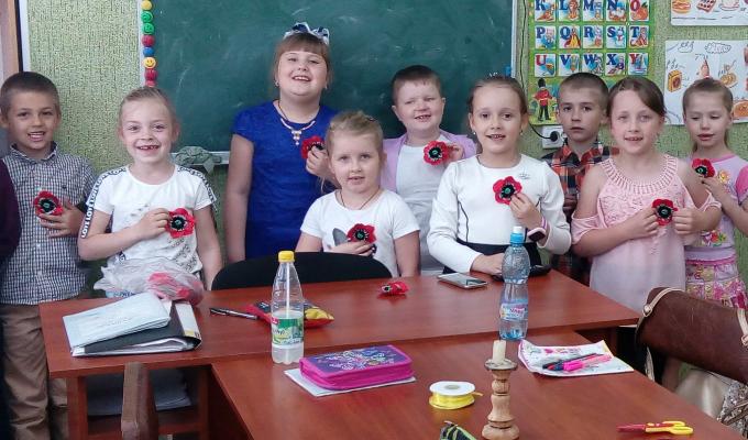 Україна вшановує пам'ять полеглих у Другій світовій війні з європейським та, водночас, традиційним українським символом – квіткою маку.