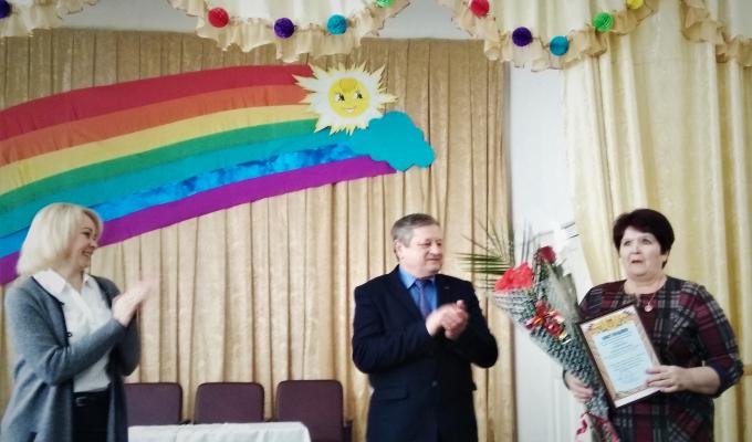 Листом подяки Луганської облдержадміністрації відзначена Людмила Одіяненко.
