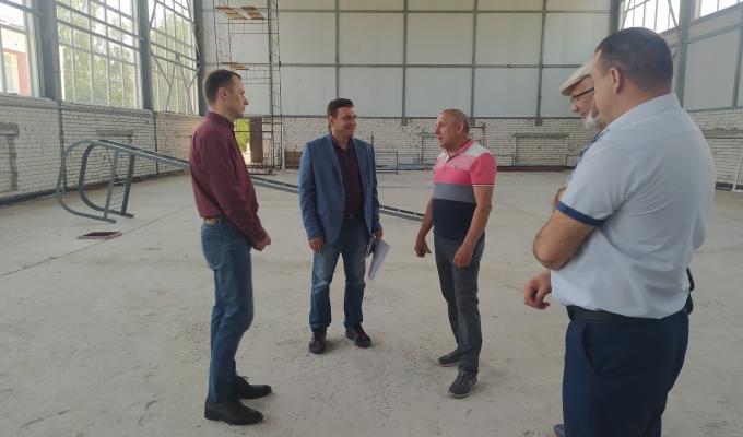 Голова райдержадміністрації ознайомився із ходом будівництва спортивної зали Кремінської ЗОШ № 2