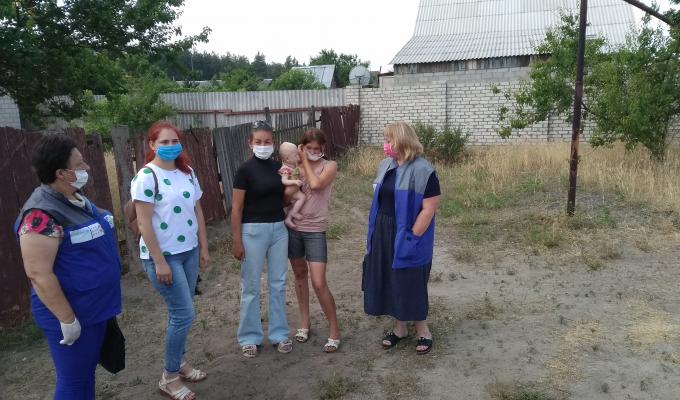 Соціальні працівники відвідують родини, в яких проживають вихованці інтернатних закладів