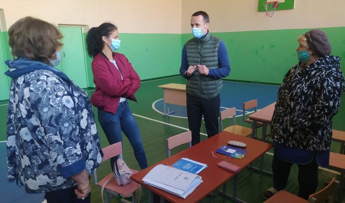 Голова райдержадміністрації відвідує виборчі дільниці, утворені на території Кремінського району