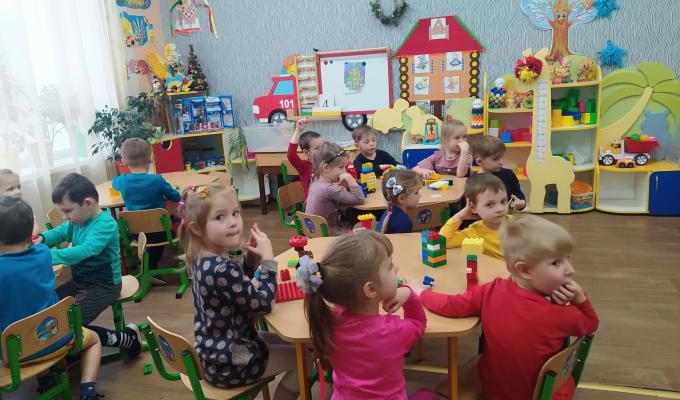 Одним із синонімів слова свято  є  подарунки