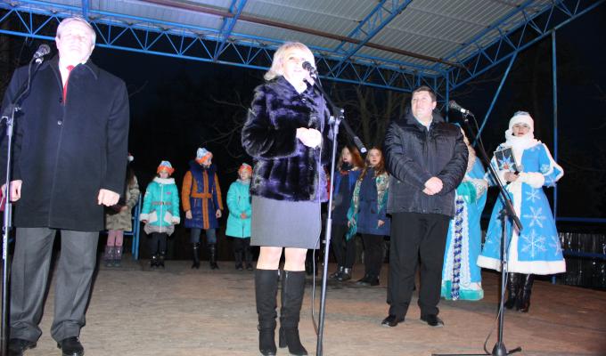19 грудня на центральній площі Кремінної запалала новорічними вогниками головна ялинка району. 