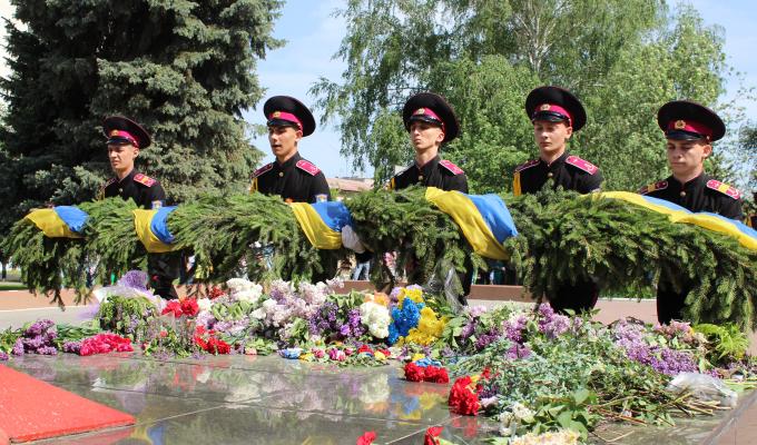 Урочистий мітинг, покладання гірлянди Слави, виставка військової техніки – у Кремінній пройшли урочистості з нагоди відзначення 73 – ї річниці перемоги над нацизмом у Другій світовій війні.  