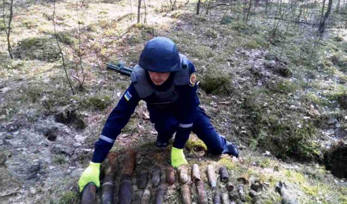Піротехнічні підрозділи ДСНС України щодня проводять роботи щодо обстеження територій для виявлення, вилучення та знешкодження вибухонебезпечних предметів часів минулих війн.