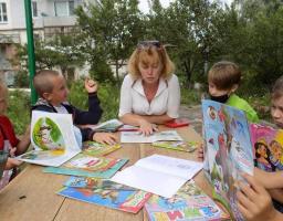 «Лавочки читалочки»: районна бібліотека для дітей організовує дитяче дозвілля