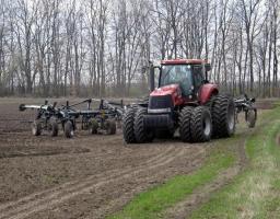 Аграрії району подовжують комплекс весняно - польових робіт. 