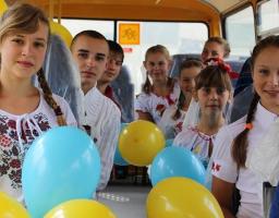Учні Новомикільської школи отримали новий комфортабельний автобус. 