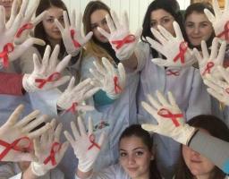 Майбутні медики організували флешмоб до Всесвітнього дня боротьби зі СНІДом. 