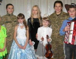 До святкових привітань дітей району долучились наші захисники - військовослужбовці ЗСУ. 