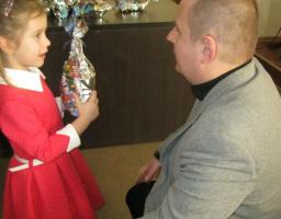 Дітей-сиріт та позбавлених батьківського піклування вітали з новорічно-різдвяними святами