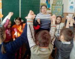 Дітей вчили спілкуватись. 