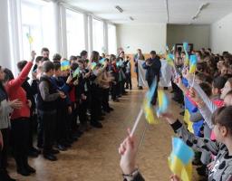 Кремінські школярі та спортсмени підтримали збірну України. 