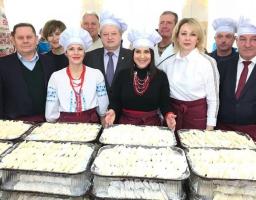 Креміняни взяли участь у встановленні рекорду України з ліплення вареників. 
