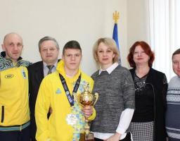 Володаря срібної нагороди Чемпіонату України з боксу серед молоді та його тренера вітали з перемогою. 