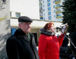 Нетеплим, але сонячним березневим днем у районному центрі зібрались представники кремінської громади, щоб вклонитися пам’яті Великого Кобзаря