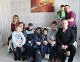 Членів прийомних родин вітали із Великоднем. 