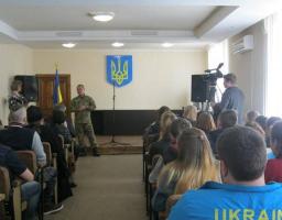 У Кремінній пройшли урочисті проводи призовників на строкову службу до лав Збройних Сил України.
