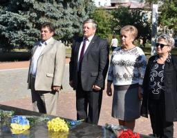 За ініціативи районної організації ветеранів України 21 вересня біля Кремінського районного краєзнавчого музею пройшов тематичний захід до Дня партизанської слави. 