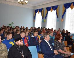 Сьогодні в залі музичної дитячої школи відбулись урочисті проводи призовників осіннього призову на строкову службу до лав Збройних Сил України. 
