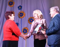 Сьогодні у районному будинку культури освітяни Кремінщини приймали вітання в переддень відзначення професійного свята.