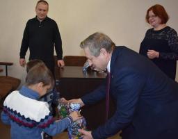 Напередодні відзначення новорічних та різдвяних свят керівники району привітали із святами дітей-сиріт та дітей, позбавлених батьківського піклування