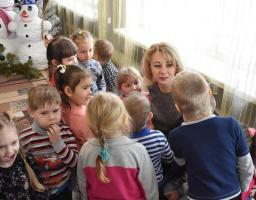 Голова райдержадміністрації Наталя Чехута продовжує вітати малечу з новорічно-різдвяними святами.