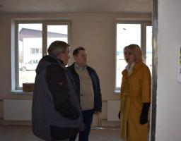 З ходом будівництва двох лікарських амбулаторій ознайомилась голова райдержадміністрації Наталя Чехута. 