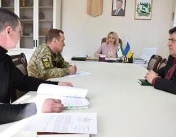 Голова райдержадміністрації Наталя Чехута провела робочу нараду за участі військового комісара Рубіжансько-Кремінського об’єднання міського військового комісаріату Олега Лазаренка та першого заступника голови райдержадміністрації Володимира Позняка.