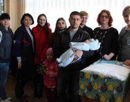 18 квітня в управлінні соціального захисту населення райдержадміністрації розпочалась видача «пакунку малюка» породіллям, які народили після 1 березня поточного року.